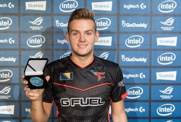 HooXi 与 Astralis 签订全职合同时表示：“不，目前没有。现在我回到了我离开的地方。”